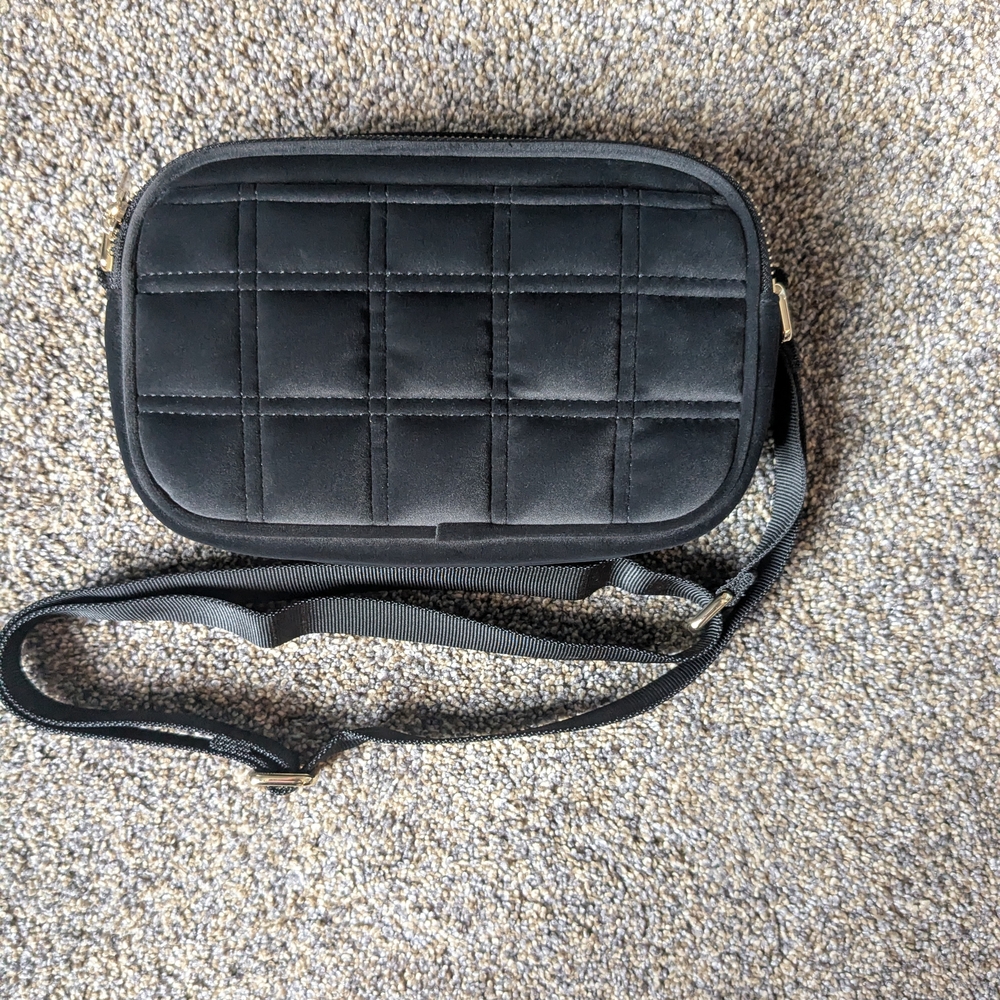Lululemon Crossbody Camera Bag - 2L Quilted Velour - Picture 3 of 9